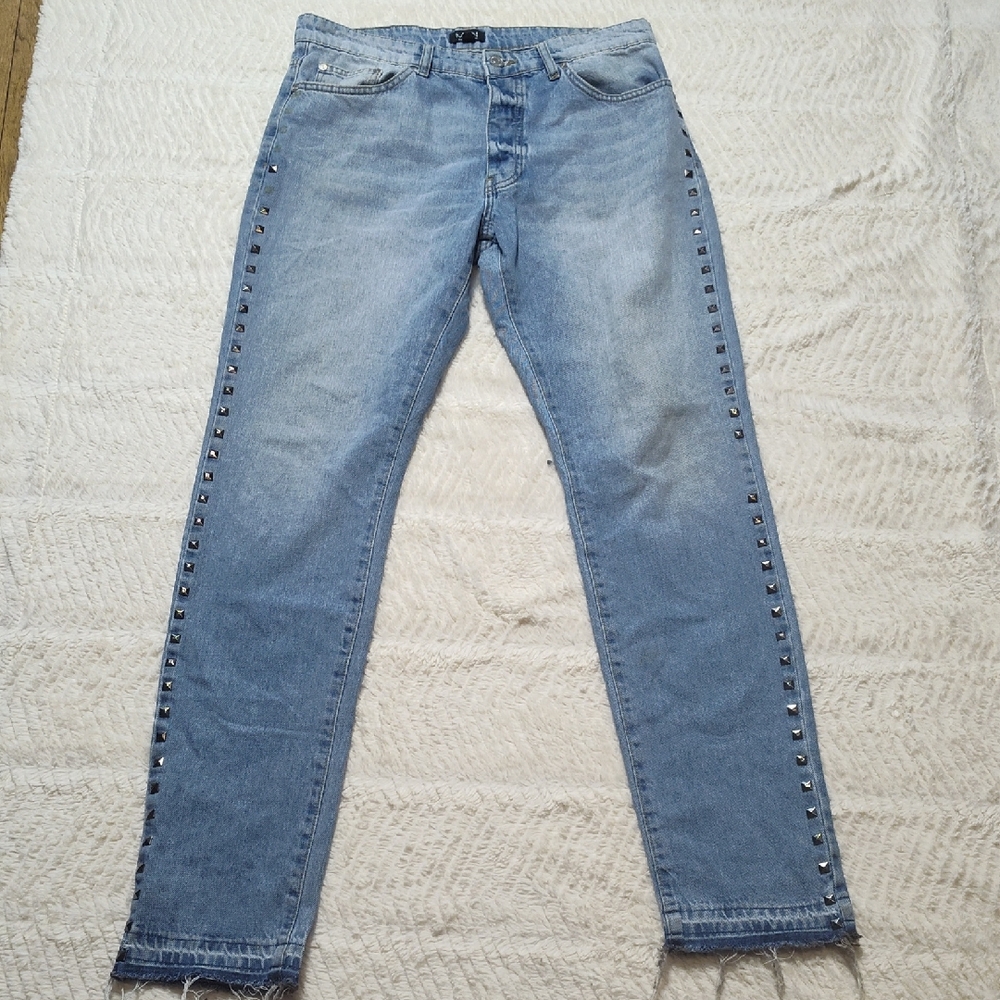 BoohooMAN Light Wash Denim Jeans Raw Hem Size 34